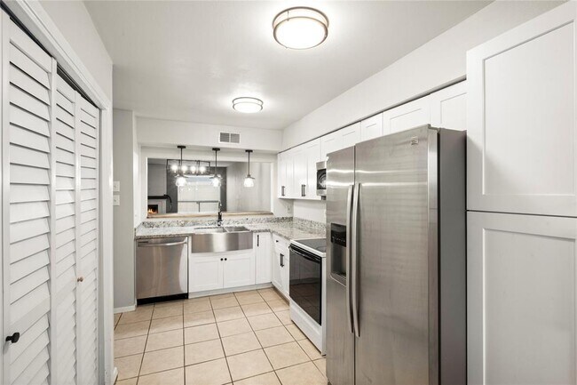 Building Photo - 6652 Montauk Dr