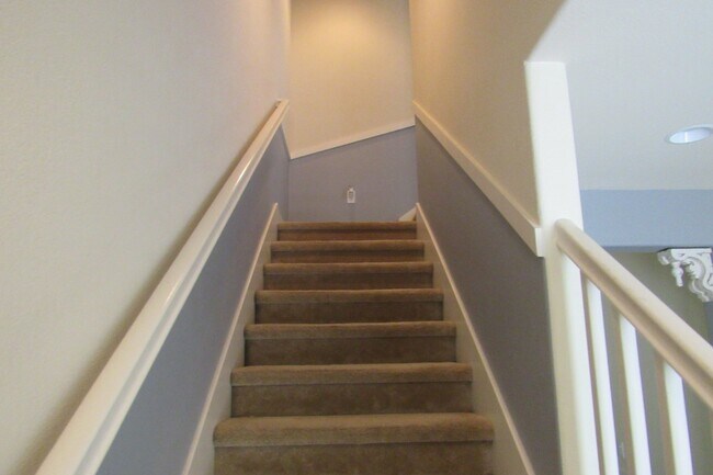 Building Photo - Gorgeous 4 Bed, 3.5 Bath End Unit Townhome in Perfect Dublin Location
