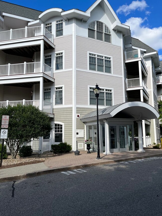 Building Photo - 614 Pond St