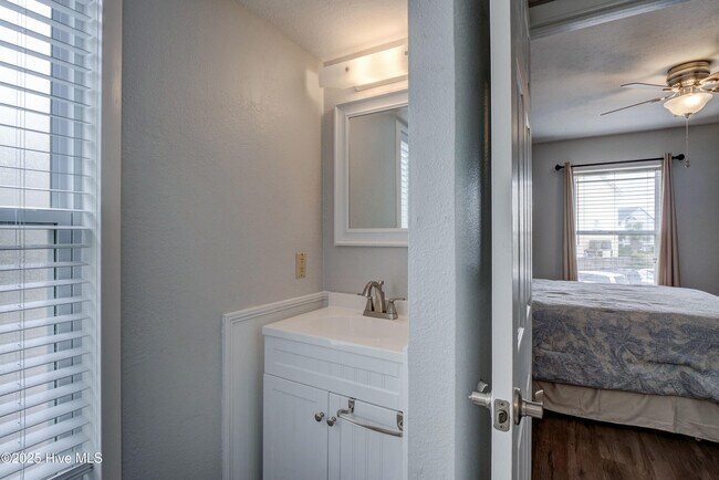 Building Photo - 918 N New River Dr