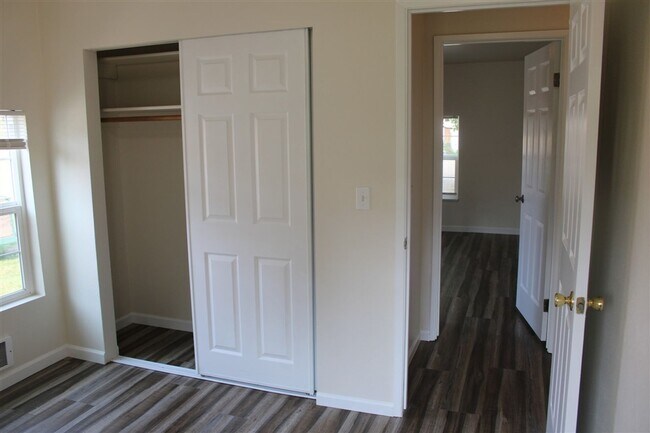 Building Photo - 3 Bedroom, 1.5 Bathroom House! Available now!