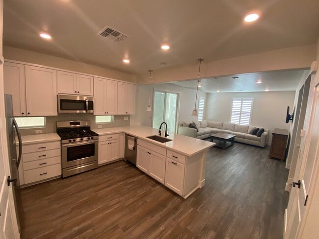 Building Photo - Newer Single Family Home in West Sacramento