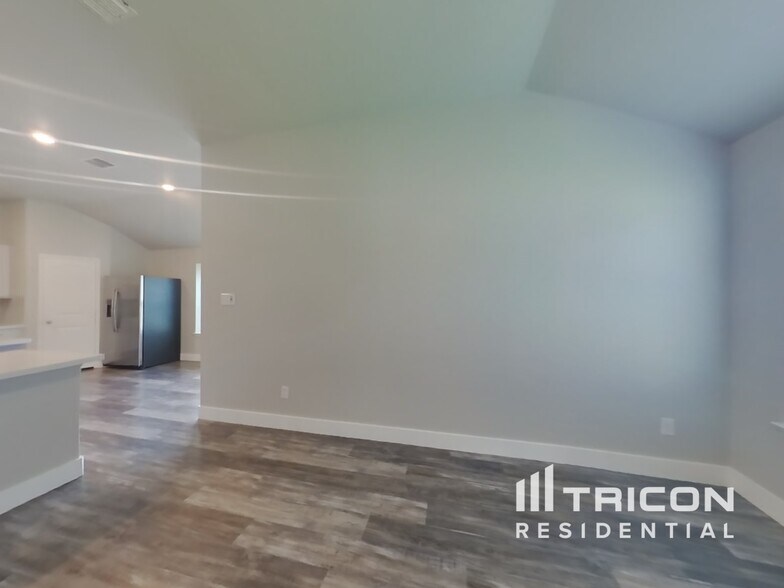 Building Photo - 1025 N Churchill Dr