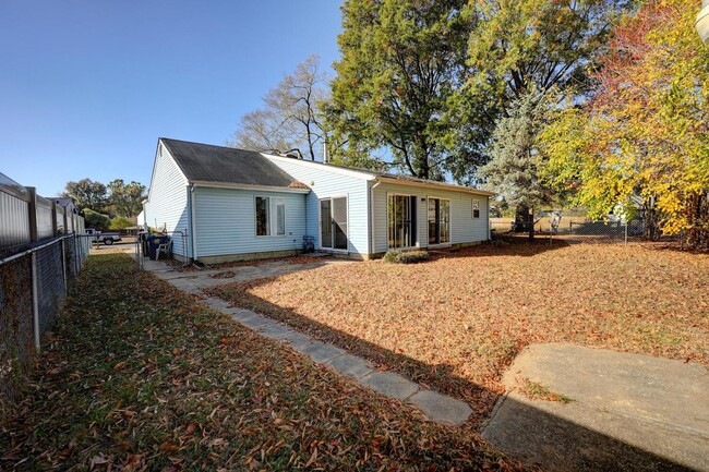 Building Photo - **Charming Ranch-Style 2-Bedroom Home with...