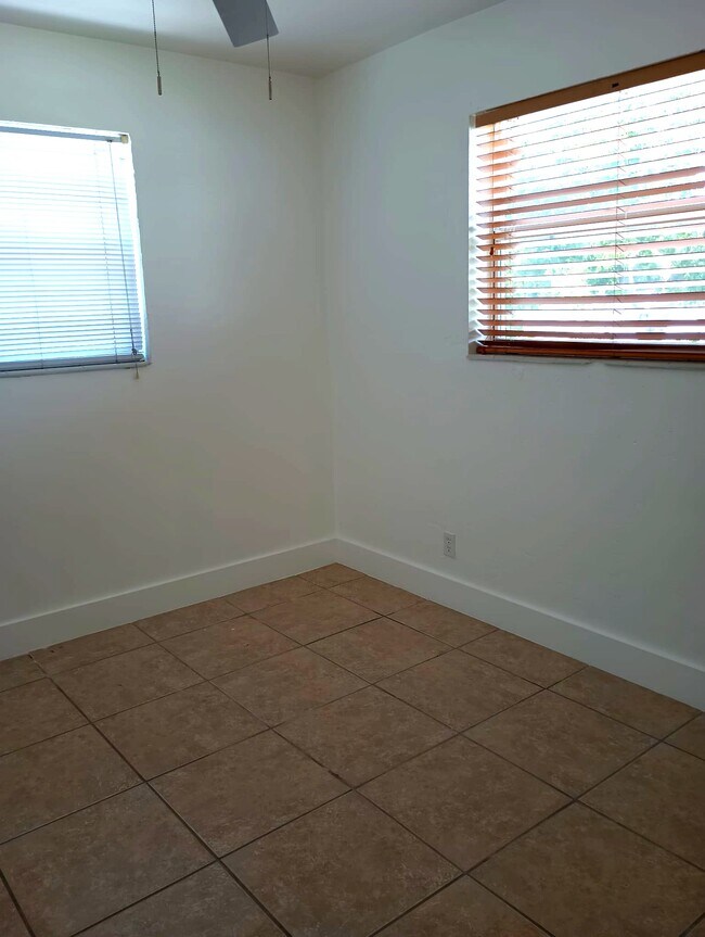 Building Photo - 2905 E 8th Ave