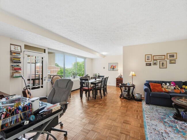 Building Photo - Oversized One-Bedroom Condo in a Prime Van Ness Location!
