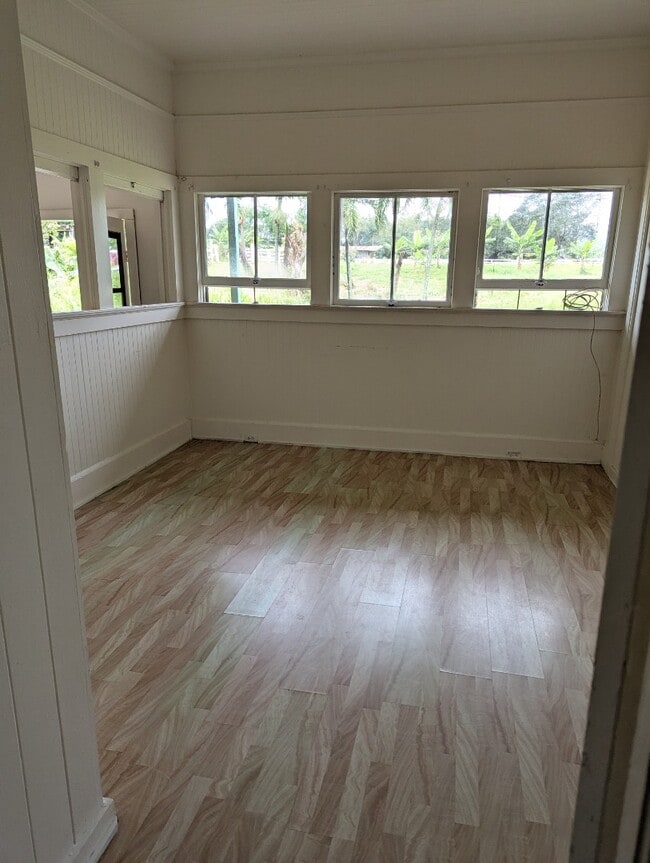 Building Photo - 2 Bed 1 Bath Apartment with one parking.  Tenant pay all utilities.