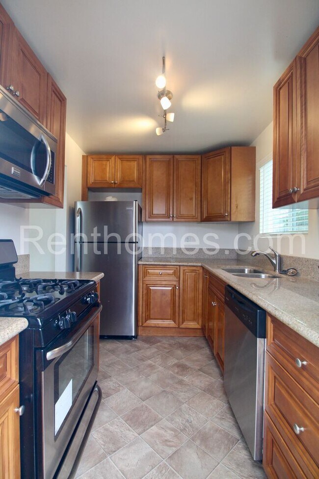 Building Photo - 2345 Comstock St