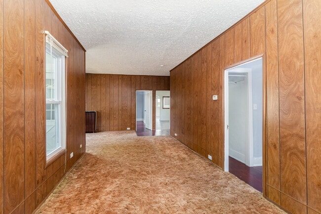 Building Photo - Spacious 3 bedroom home close to Downtown ...