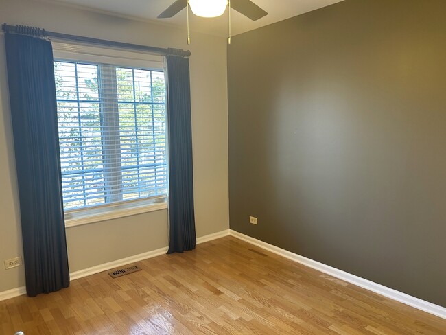 Building Photo - 1227 S Parkside Dr