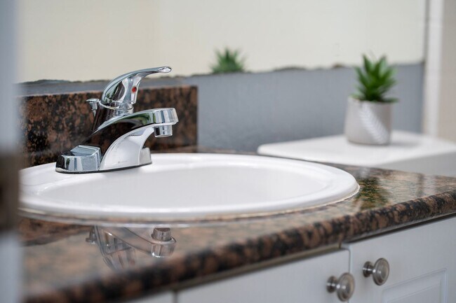 Building Photo - 2 Bedroom/2 Bath Condo with Garage and Pool view in Grand Reserve at Kirkman Parke