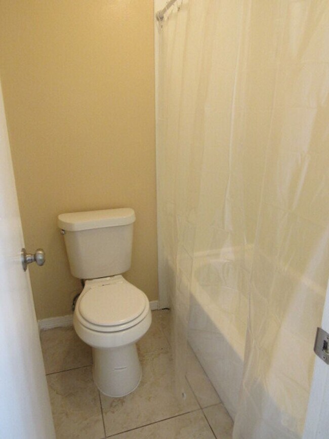 Building Photo - Convenient to Navy Federal & Pine Forest/Nine Mile Road area!