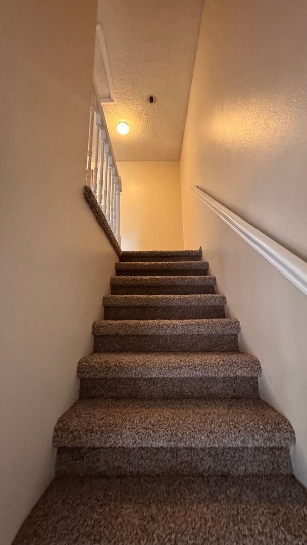 Building Photo - 3 bed 2.5 bath w/ garage, Great location off University and Dry Creek, close to Southglenn Mall a...