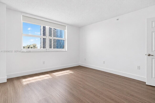 Building Photo - 1155 Brickell Bay Dr