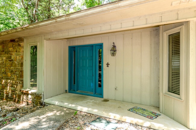 Building Photo - Beautiful 3 bedroom, 3 bath,  mother-in-law sweet with full kitchen in lower level.