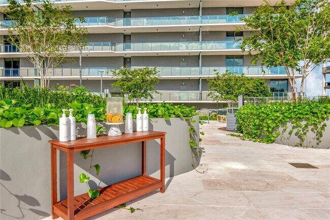 Building Photo - 3101 Bayshore Blvd