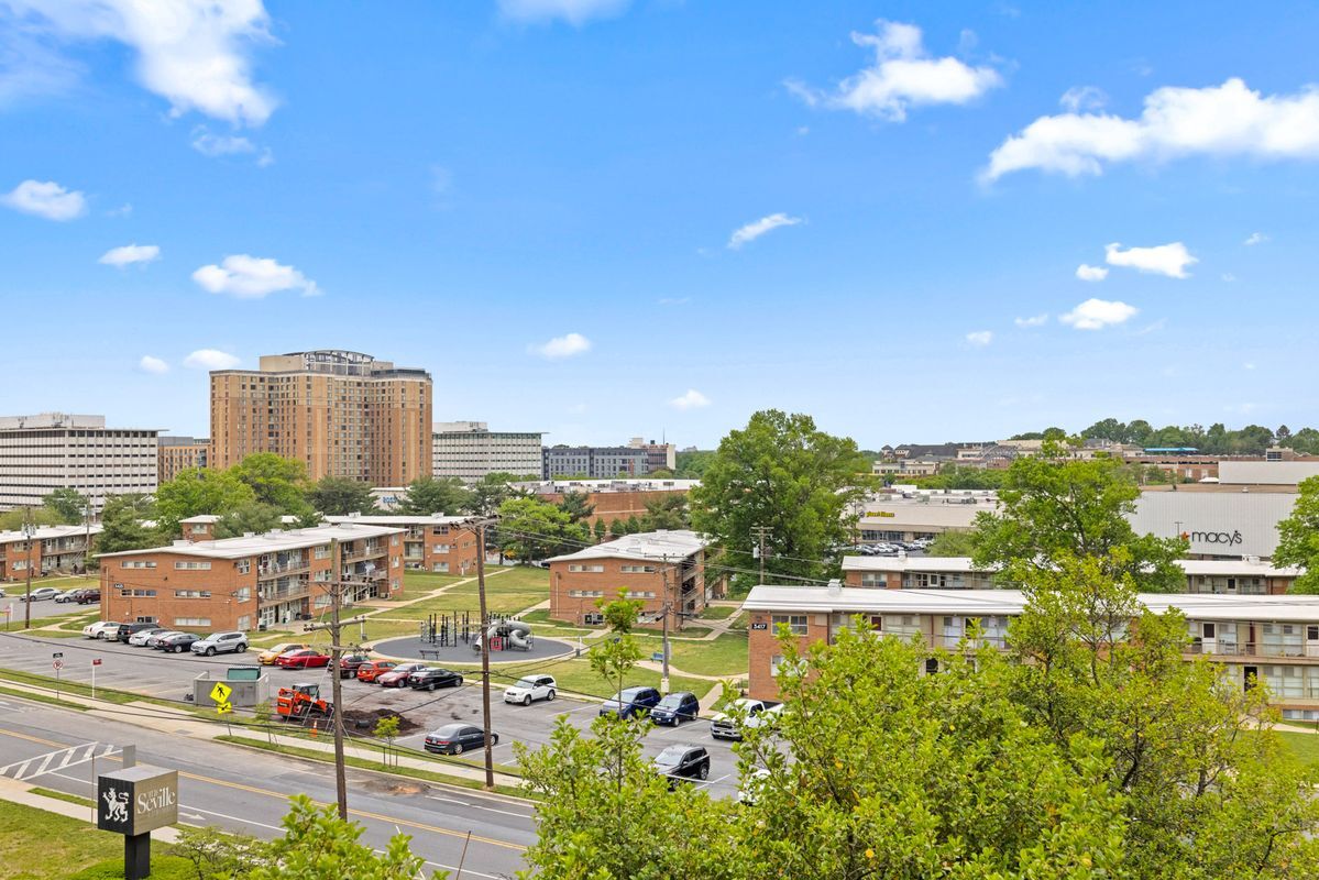 Building Photo - 3450 Toledo Terrace