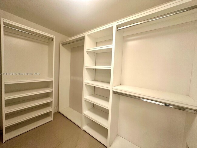 Building Photo - 1121 Crandon Blvd