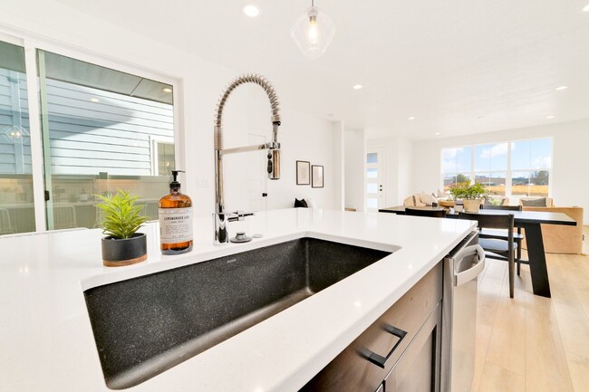 Building Photo - Low Maintenance Meridian Townhome!