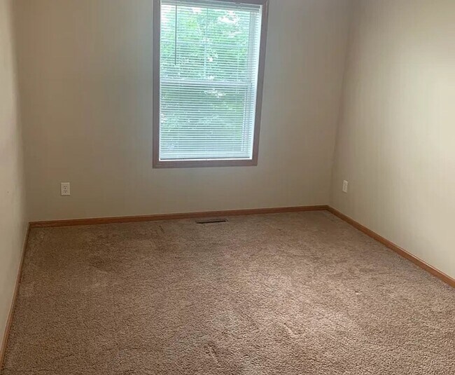 Building Photo - Beautiful Colonial 3 Bedroom Townhome in W...