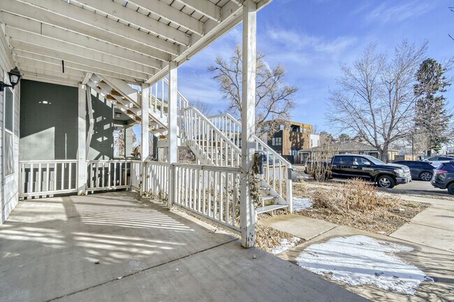 Building Photo - Beautiful 3 Bed- 1 bath (Lower Unit) in Great Location! Move in Ready! $500 off 1st months' rent!