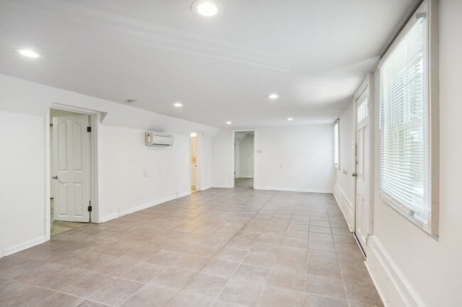 Building Photo - 940 N Carrollton Ave