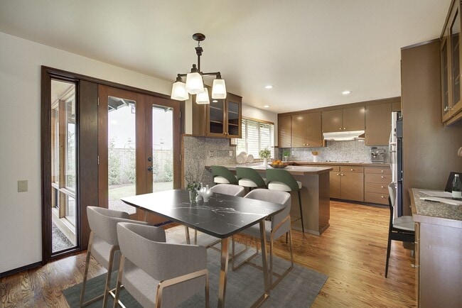 Building Photo - 4bd/2.5ba Clyde Hill Home
