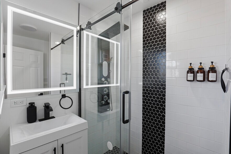 Building Photo - 1900 Pratt Ave