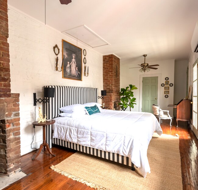 Building Photo - 909 Touro St