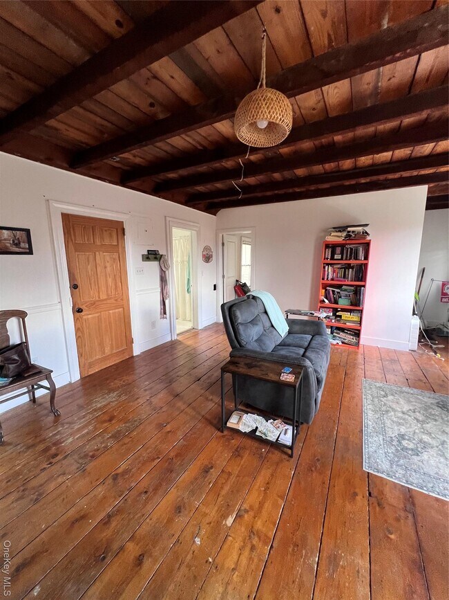 Building Photo - 67 Old Albany Post Rd