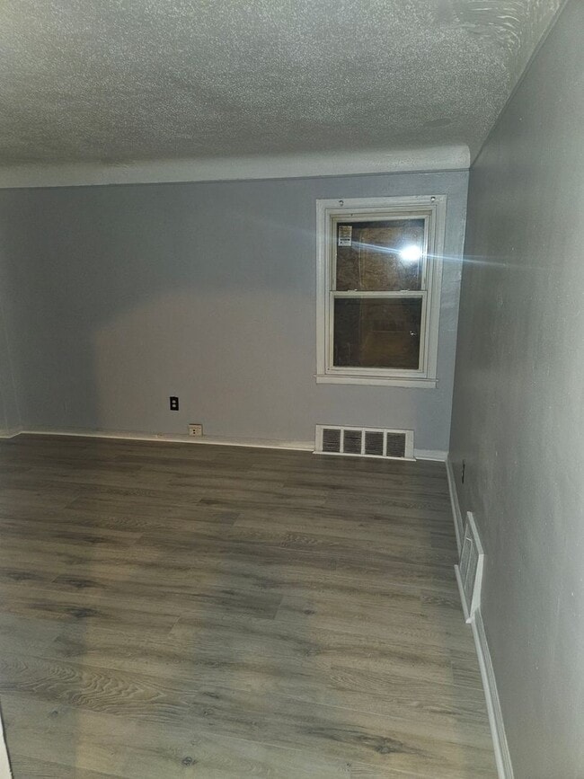 Building Photo - 3 Bedroom 1 Bath Ranch