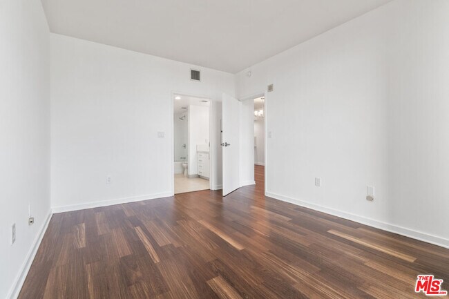 Building Photo - 13700 Marina Pointe Dr