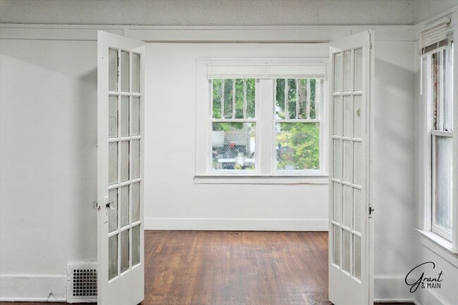 Building Photo - $1,350/month - 3 Bed 1 Bath
