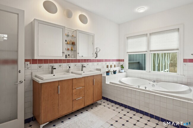 Building Photo - 6 Old Orchard Dr