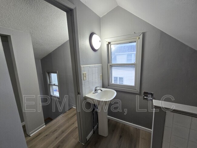 Building Photo - 301 Rath St