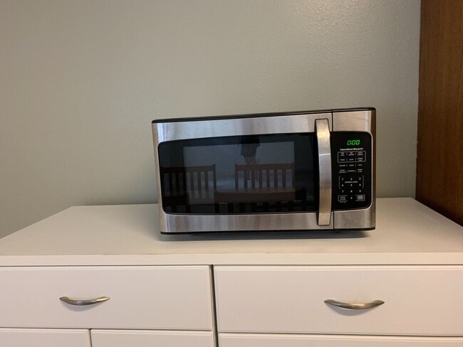 Building Photo - 1/1 Downstairs unit in Royal Summit