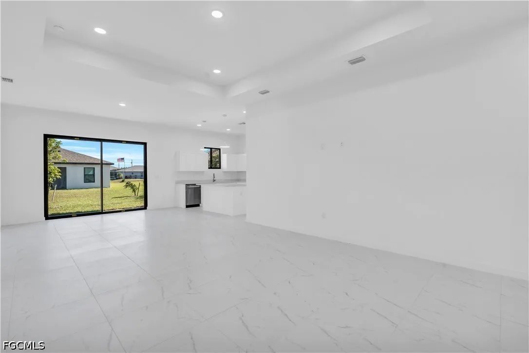 Building Photo - 1021 Chiquita Blvd S