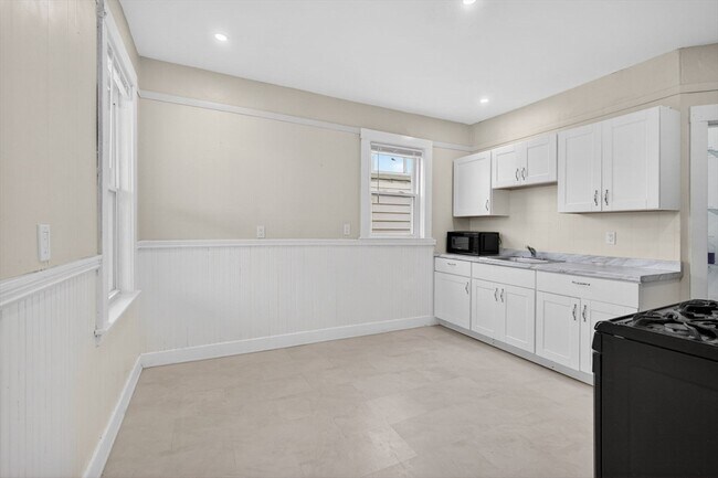 Building Photo - 64 Topliff St