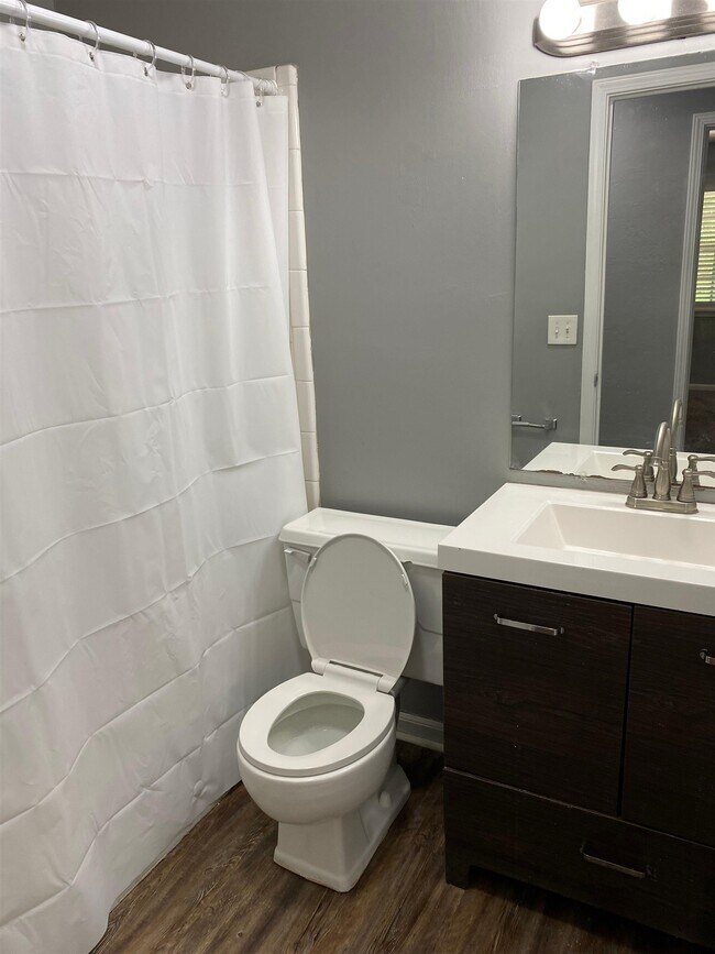 Building Photo - 903 Beard St