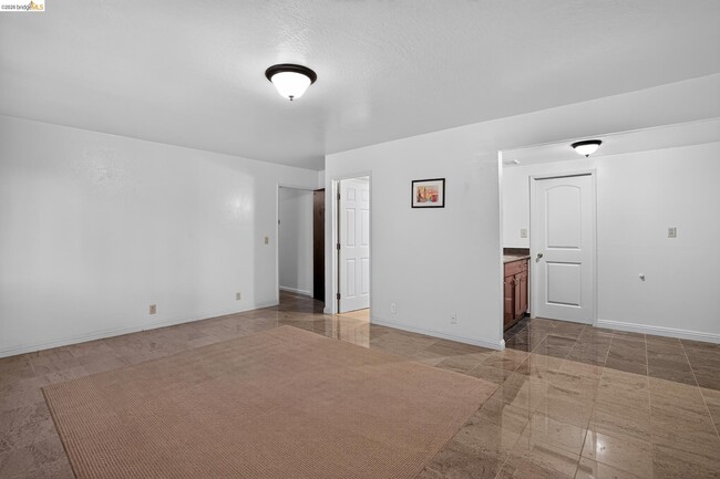 Building Photo - 525 Hampton Rd