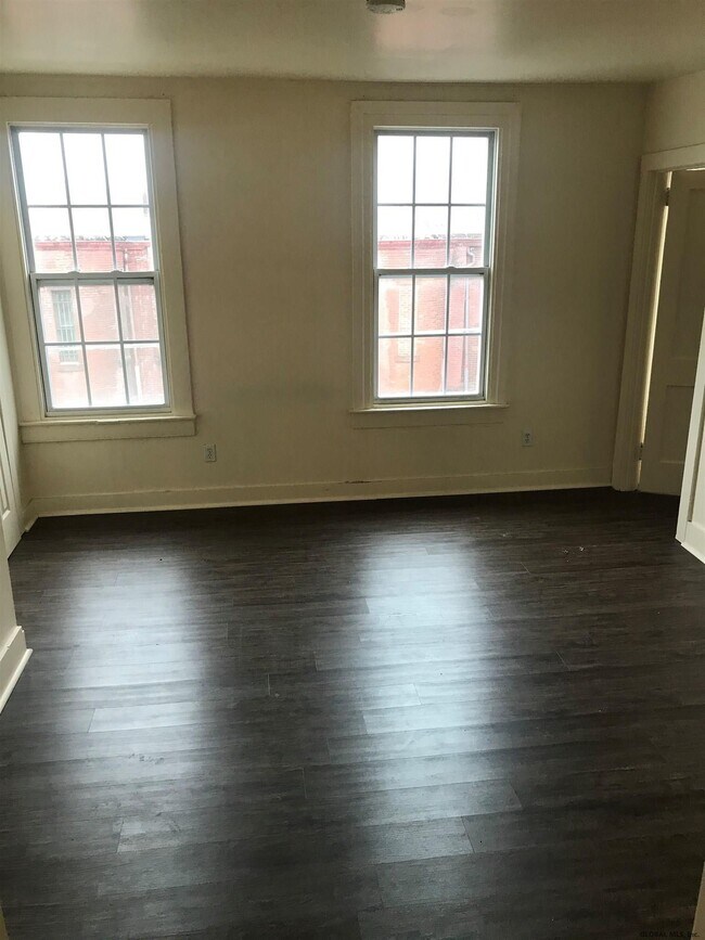 Building Photo - 84 Main St