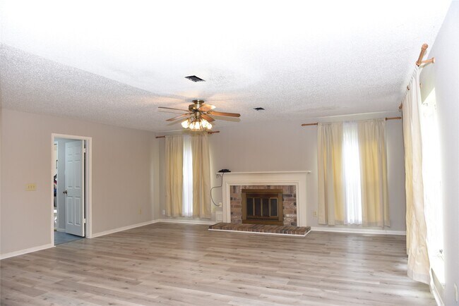 Building Photo - 9211 Rocky Valley Dr