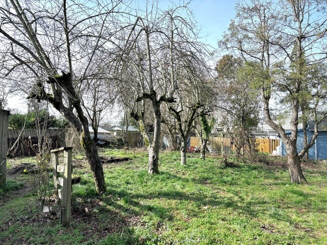 Building Photo - Charming Home in the Conveniently Located Southgate Neighborhood, Character-Rich Trims and Fully ...