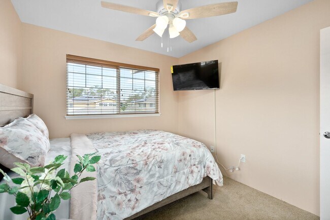 Building Photo - Welcome to this bright and inviting 3 bedroom