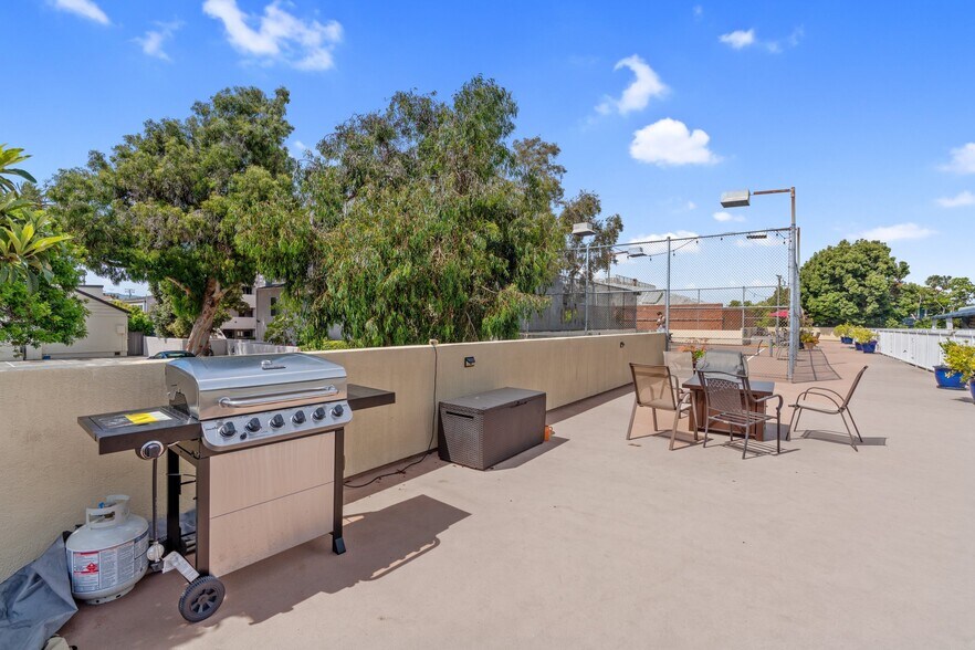 Building Photo - 639 Bay St