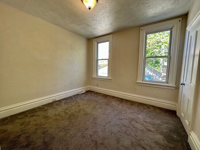 Building Photo - 817 N Sheridan Ave