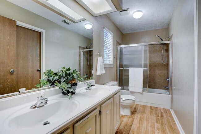 Building Photo - 15219 Silverman St