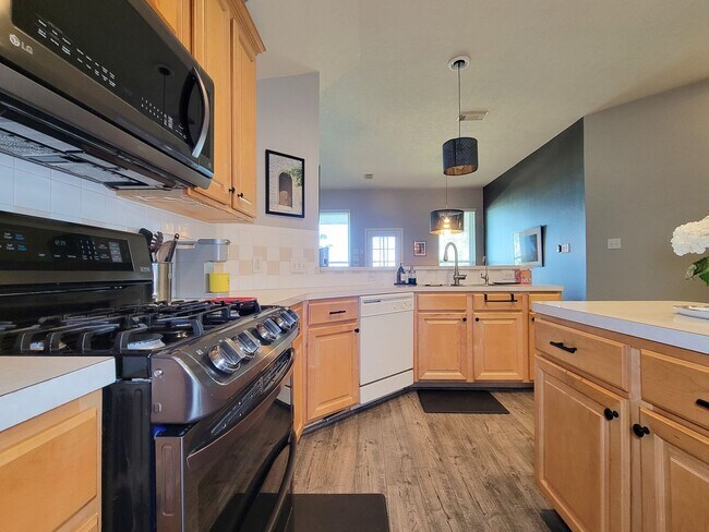 Building Photo - Welcome home to this charming 4-bedroom, 3-bathroom brick house in the desirable Stone Gate commu...