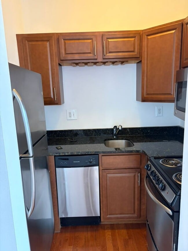 Building Photo - Dupont Circle Studio Apartment W/Roof Top & Front Desk Available Now!