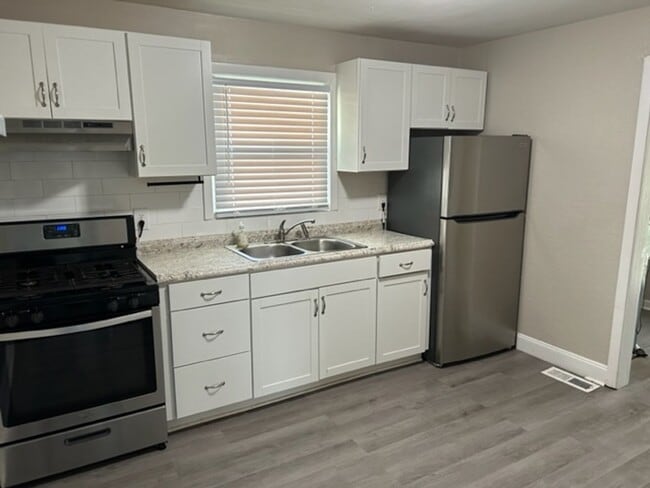 Primary Photo - Renovated 3 Bedroom Near Casino & Naval Ho...